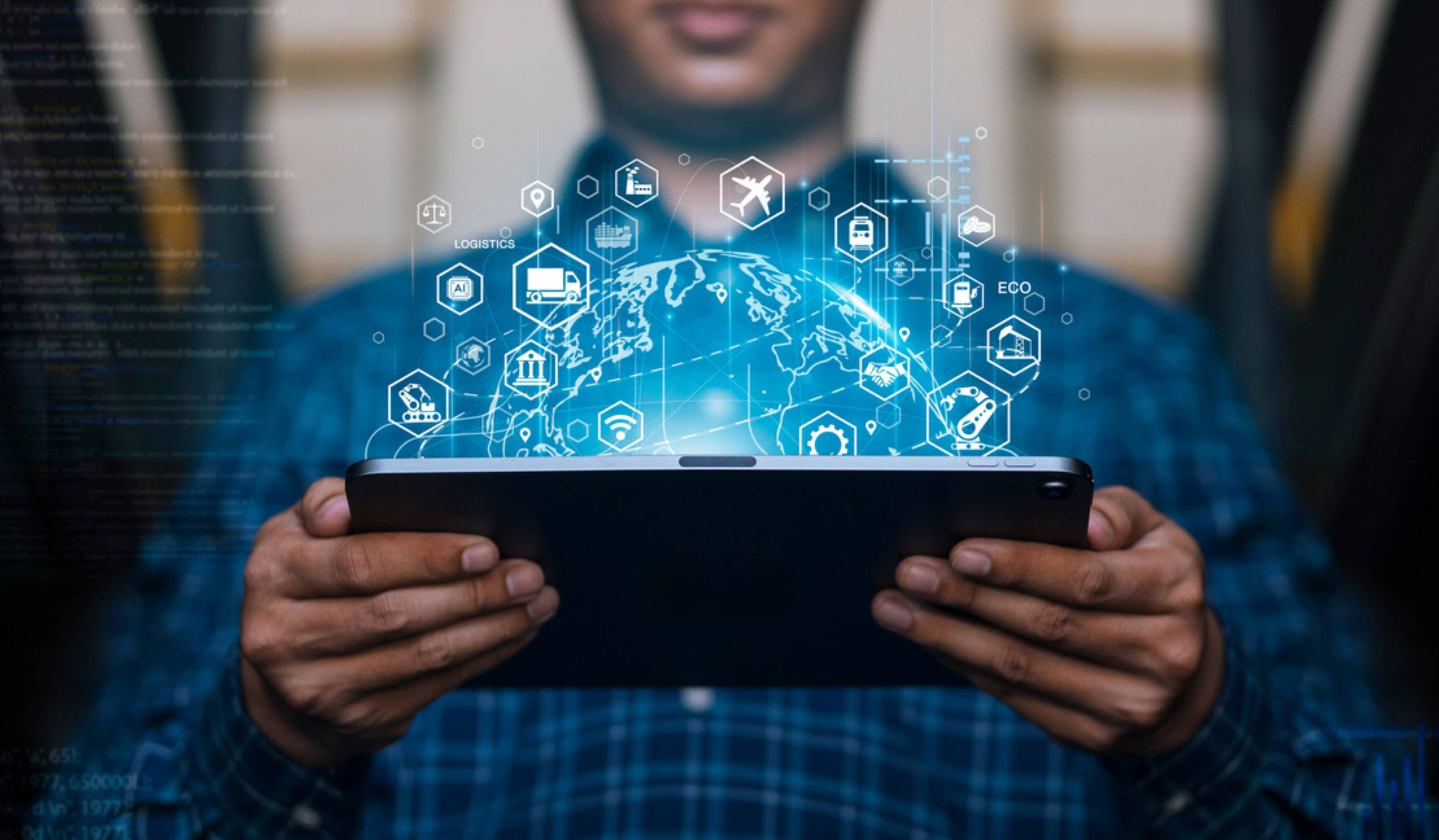 Mann interagiert mit globalen Business- und Technologiesymbolen auf einem Tablet