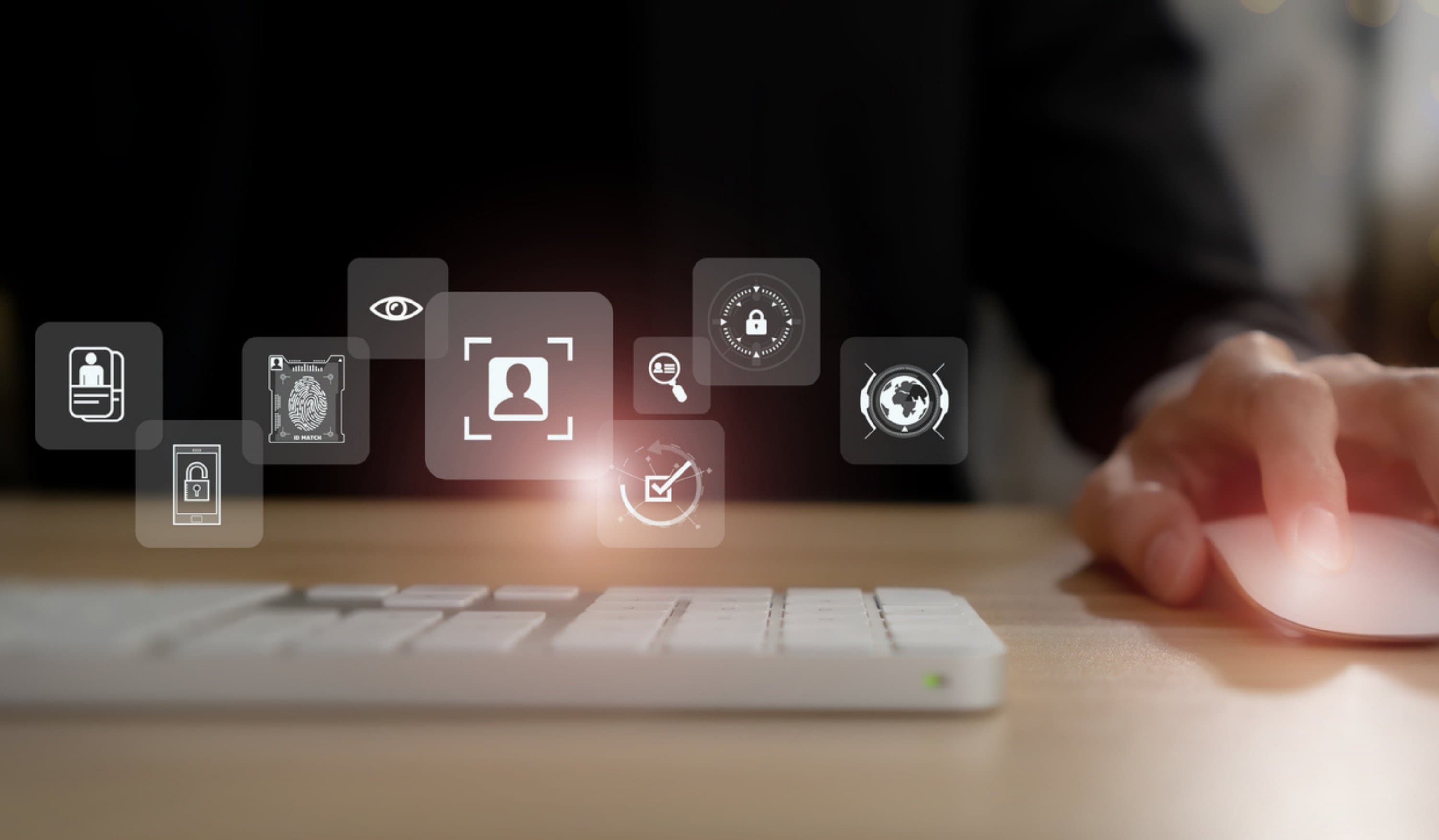 Tastatur und Maus mit digitalen Symbolen darüber